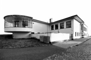 The Bauhaus バウハウス Bunking in the Bauhaus – DW – 07/30/2015