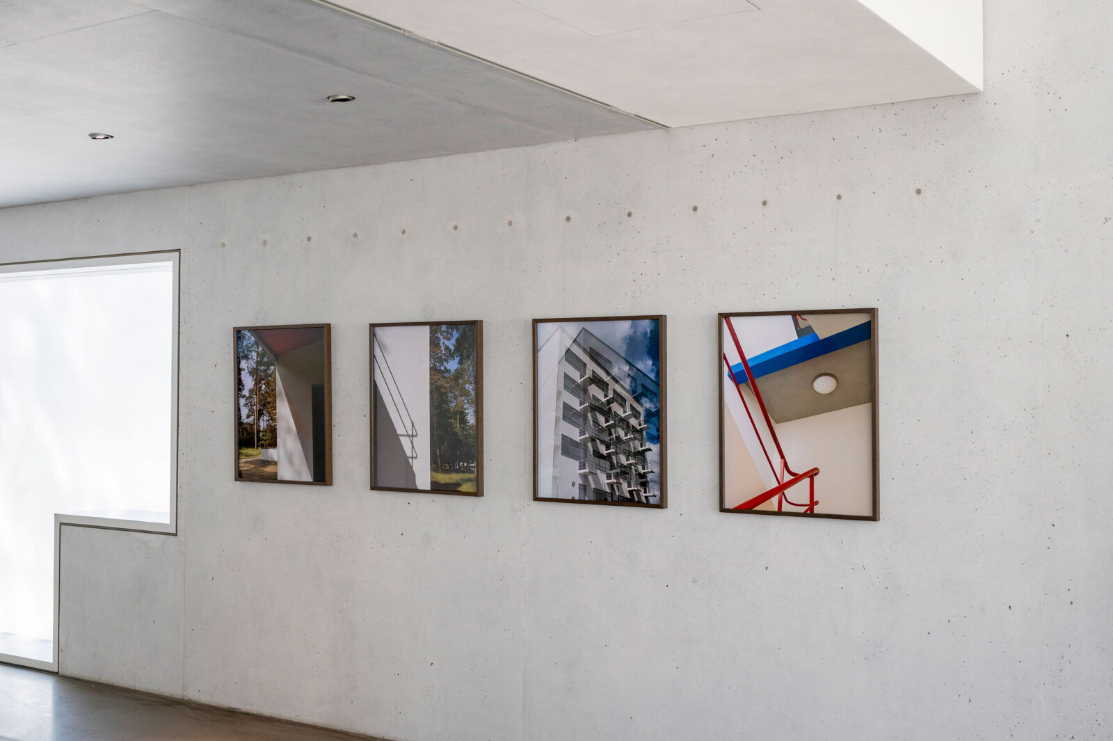 Im Innenraum des Haus Gropius hängen 4 gerahmte große Fotografien von Margret Hoppe an der Wand.